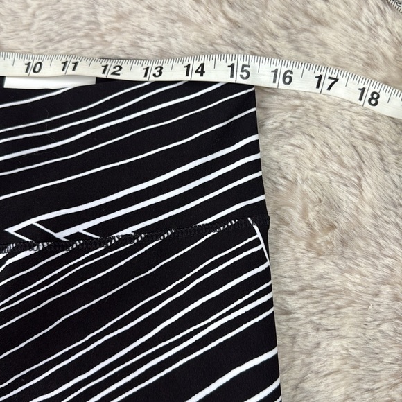 Calvin Klein | Black and Pink Patterned Leggings - Picture 9 of 13